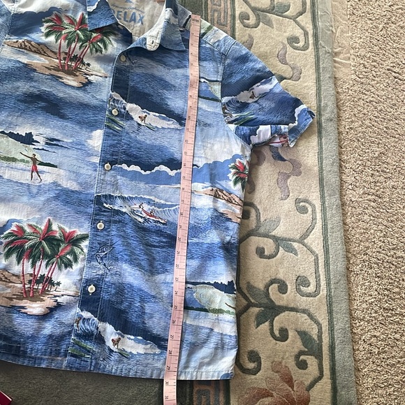 Tommy Bahama Relax Mens camp shirt. Beautiful tropical/ocean print. Size Medium - Picture 8 of 8